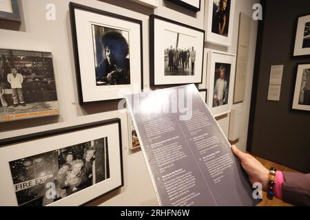 Im Inneren der neu renovierten und wiedereröffneten National Portrait Gallery in London, Großbritannien Stockfoto