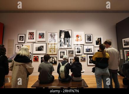 Im Inneren der neu renovierten und wiedereröffneten National Portrait Gallery in London, Großbritannien Stockfoto