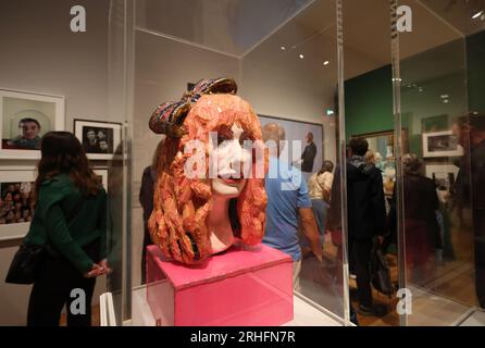 Im Inneren der neu renovierten und wiedereröffneten National Portrait Gallery in London, Großbritannien Stockfoto