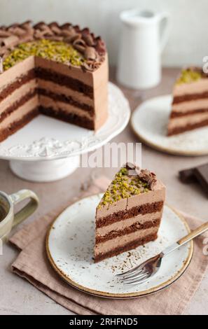 Schokoladenkuchen mit Schokoladenganache und Pistazien. Stockfoto