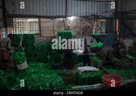 Arbeiter arbeiten in einer Kunststoff-Recyclinganlage in Dhaka, Bangladesch. Stockfoto