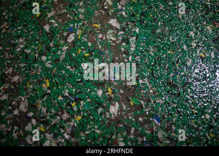 Farbenfrohe Plastikverschlüsse für Recycling, Dhaka, Bangladesch. Stockfoto