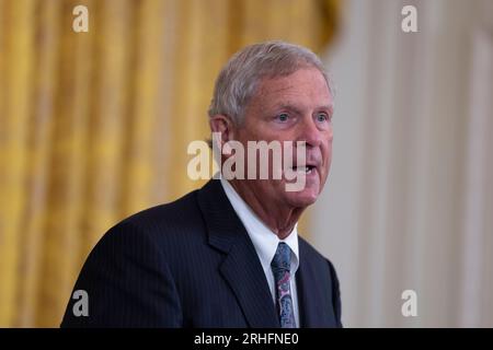 Washington, Vereinigte Staaten Von Amerika. 16. Aug. 2023. Der Landwirtschaftsminister Tom Vilsack äußert sich zum Jahrestag des Inflationsreduktionsgesetzes im Weißen Haus in Washington, DC, am 16. August 2023. Kredit: Chris Kleponis/Pool/Sipa USA Kredit: SIPA USA/Alamy Live News Stockfoto