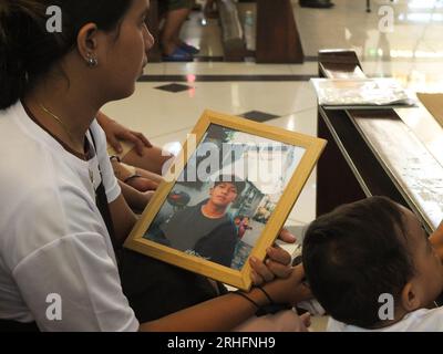 Caloocan, Philippinen. 16. Aug. 2023. Jessa, Jemboys Schwester hält das Bild ihres Bruders während der Bestattungsmesse. Jerhode „Jemboy“ Baltazar, der 17-jährige, der am 2. August 2023 von der Polizei von Navotas City erschossen und getötet wurde, wurde auf dem La Loma Friedhof in Caloocan zur Ruhe gelegt. Seine Familie fordert Gerechtigkeit. Die Cops haben ihn fälschlicherweise als Mörder in Navotas City, nördlich von Manila, identifiziert. (Foto: Josefiel Rivera/SOPA Images/Sipa USA) Guthaben: SIPA USA/Alamy Live News Stockfoto