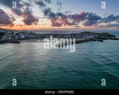 St. Ives Harbour, Cornwall, Großbritannien. Bei Sonnenuntergang aus der Luft. Stockfoto