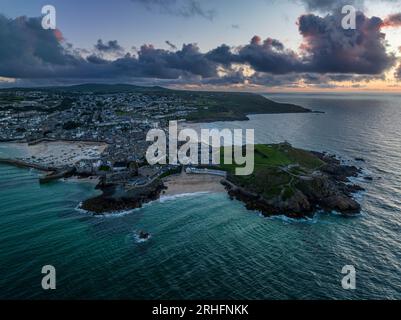 St. Ives Harbour, Cornwall, Großbritannien. Bei Sonnenuntergang aus der Luft. Stockfoto
