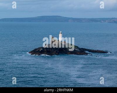 Luftaufnahme des Godrevy Lighthouse bei Sonnenuntergang, Gwithian, Cornwall, Vereinigtes Königreich. Stockfoto