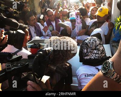 Caloocan, Philippinen. 16. Aug. 2023. Medienmitarbeiter berichten über die Beerdigung des Ermordeten Jemboy Baltazar auf dem Friedhof von Laloma. Jerhode „Jemboy“ Baltazar, der 17-jährige, der am 2. August 2023 von der Polizei von Navotas City erschossen und getötet wurde, wurde auf dem La Loma Friedhof in Caloocan zur Ruhe gelegt. Seine Familie fordert Gerechtigkeit. Die Cops haben ihn fälschlicherweise als Mörder in Navotas City, nördlich von Manila, identifiziert. (Foto: Josefiel Rivera/SOPA Images/Sipa USA) Guthaben: SIPA USA/Alamy Live News Stockfoto