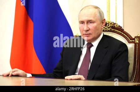 Moskau, Russland. 15. Aug. 2023. Der russische Präsident Wladimir Putin hält eine Rede vor den Teilnehmern der 11. Moskauer Konferenz über internationale Sicherheit über einen Videolink des Kremls am 15. August 2023 in Moskau, Russland. Kredit: Alexander Kazakov/Kreml Pool/Alamy Live News Stockfoto