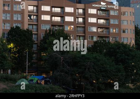 Seattle, USA. 31. Juli 2023. Ein Lager über I5 bei einem Hotel in der Innenstadt. Stockfoto