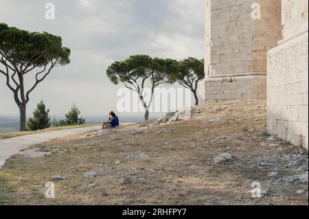 Castel del Monte, Andria, Apulien (Italien). Juli 2023. Panorama mit Sonnenuntergang am Fuße der von Kaiser Friedrich II. Von Schwaben erbauten Festung Stockfoto