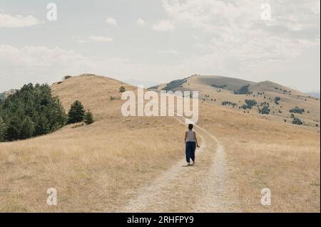 Campo Imperatore, Abruzzen (Italien). Juli 2023. Panorama auf dem Plateau, umgeben von den Apennin-Gipfeln und dem Gran Sasso d'Italia Stockfoto
