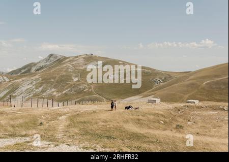 Campo Imperatore, Abruzzen (Italien). Juli 2023. Panorama auf dem Plateau, umgeben von den Apennin-Gipfeln und dem Gran Sasso d'Italia Stockfoto