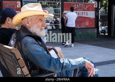 Seattle, USA. 28. Juli 2023. Ein rauchender Pike Street Cowboy am Markt. Stockfoto