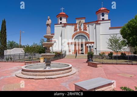 Plaza mit Wasserbrunnen vor der katholischen Kirche Our Lady of Health in Las Cruces, New Mexico Stockfoto