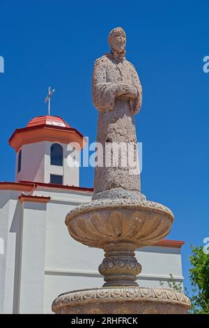 Verwitterte Wasserfontäne Statue und Kirchturm der katholischen Kirche Our Lady of Health in Las Cruces New Mexico Stockfoto