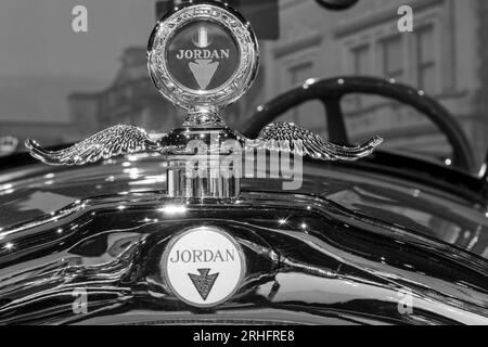 Sparkford.Somerset.Vereinigtes Königreich.März 26. 2023. Nahaufnahme des Abzeichens und der Haubenschmuck eines 1928 Jordan Playboy Special im Haynes Motor Museu Stockfoto