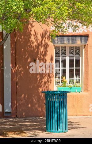 Dekorativer Abfallbehälter und Fenster zum südwestlichen adobe-Gebäude in der Innenstadt von Las Cruces, New Mexico Stockfoto