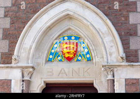 Jersey Wappen und alte Bank Schild auf NatWest International Bank, Library Place, St Helier, Jersey, Channel Islands Stockfoto