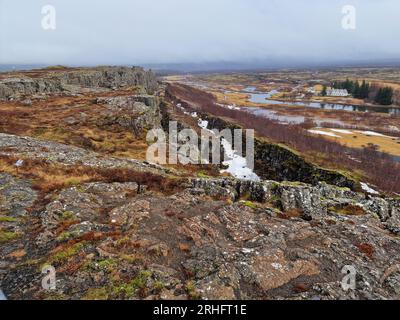 Natürliche Hügel mit Felsformationen, die Bergwände im isländischen thingvellir-Nationalpark bilden, majestätische Hochlandklippen aus Stein. Spektakuläre isländische Wildnis im nordischen Felstal. Stockfoto