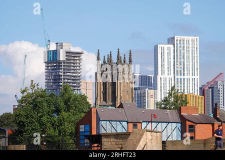 Blick auf Leeds Minster 44 Merrion Street im Bau und Yorkshires höchstes Gebäude „Altus House“ Stockfoto