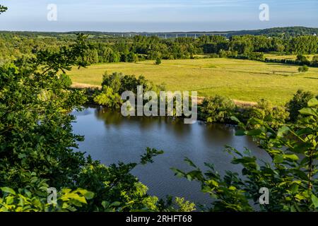 Blick ins Ruhrtal, im Osten, von Mülheim an der Ruhr, über die Saarn-Mendener Ruhraue, Ruhrtalbrücke der Autobahn A52, NRW, Keim Stockfoto