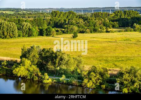 Blick ins Ruhrtal, im Osten, von Mülheim an der Ruhr, über die Saarn-Mendener Ruhraue, Ruhrtalbrücke der Autobahn A52, NRW, Keim Stockfoto