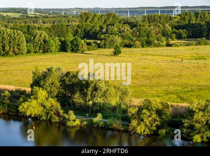 Blick ins Ruhrtal, im Osten, von Mülheim an der Ruhr, über die Saarn-Mendener Ruhraue, Ruhrtalbrücke der Autobahn A52, NRW, Keim Stockfoto