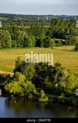 Blick ins Ruhrtal, im Osten, von Mülheim an der Ruhr, über die Saarn-Mendener Ruhraue, Ruhrtalbrücke der Autobahn A52, NRW, Keim Stockfoto