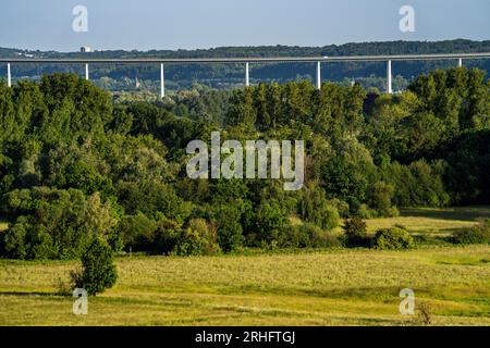 Blick ins Ruhrtal, im Osten, von Mülheim an der Ruhr, über die Saarn-Mendener Ruhraue, Ruhrtalbrücke der Autobahn A52, NRW, Keim Stockfoto