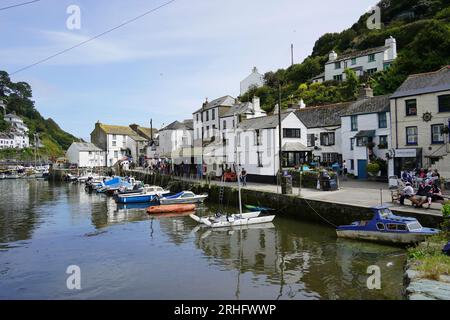 Polperro, UK - August 2023: Der innere Hafen des historischen Fischerdorfes Polperro Stockfoto