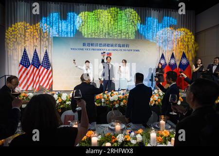 New York City, Usa. 14. Aug. 2023. Taiwan Vice President William Lai, Center, spricht während eines Banketts im Glasshouse am 14. August 2023 in New York City, New York, an. Lai hielt auf dem Weg von Taipei nach Paraguay in Manhattan an. Kredit: Shufu Liu/Taiwan Presidential Office/Alamy Live News Stockfoto