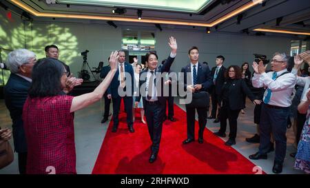 New York City, Usa. 14. Aug. 2023. Taiwan-Vizepräsident William Lai winkt zu einem Mittagessen, das von ausländischen Taiwanesen im Glasshouse am 14. August 2023 in New York City, New York, abgehalten wird. Lai hielt auf dem Weg von Taipei nach Paraguay in Manhattan an. Kredit: Shufu Liu/Taiwan Presidential Office/Alamy Live News Stockfoto