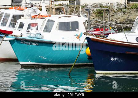 Polperro, UK - August 2023: Der innere Hafen des historischen Fischerdorfes Polperro Stockfoto