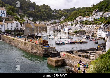 Polperro, Großbritannien - August 2023: Blick auf den Hafen des historischen Fischerdorfes Polperro Stockfoto