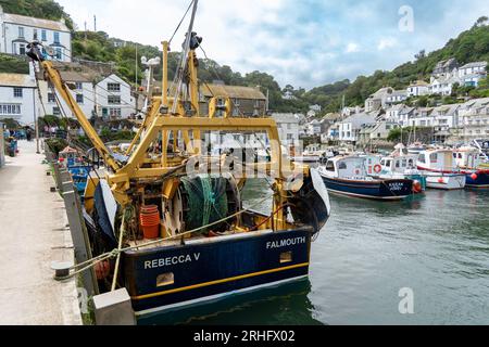 Polperro, UK - August 2023: Der innere Hafen des historischen Fischerdorfes Polperro Stockfoto