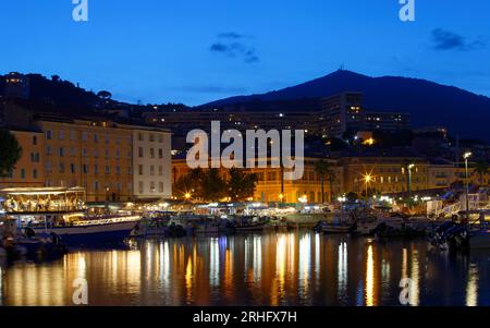 Vergnügungsyachten und Fischerboote im alten Hafen von Ajaccio, der Hauptstadt der Insel Korsika, Frankreich. Stockfoto