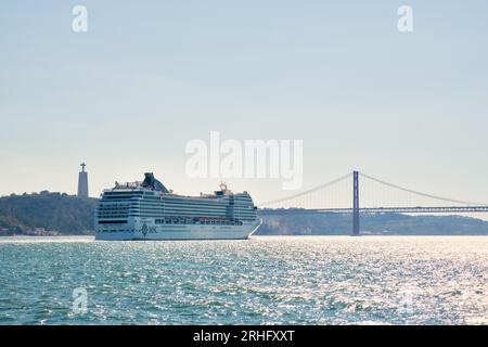 MSC Orchester Kreuzfahrtschiff der Musica-Klasse verlässt Lissabon im Tejo Stockfoto