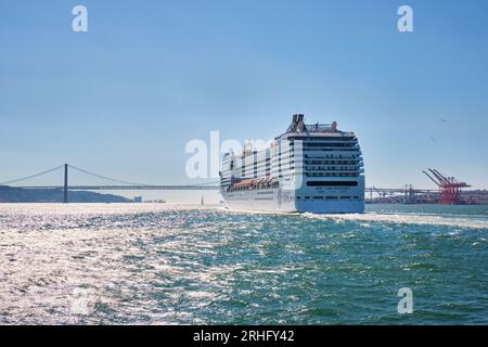 MSC Orchester Kreuzfahrtschiff der Musica-Klasse verlässt Lissabon im Tejo Stockfoto