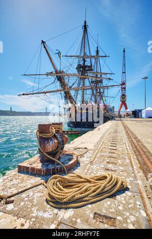 Göteborg von Schweden ist eine Segelnachbildung des schwedischen Ostindiamers Göteborg I, das im Hafen von Lissabon, Portugal, vor Anker liegt Stockfoto