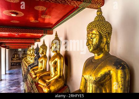 Coloful Golden Buddhas Line Phra Rabiang Wat Pho Po Temple Complex Bangkok Thailand. Der Tempel wurde in den 1600er Jahren erbaut Phra enthält viele historische b Stockfoto