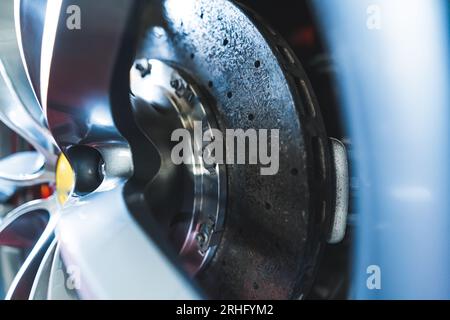 Nahaufnahme von Keramik-Scheibenbremsen, Konzept für Fahrzeugdetails. Hochwertige Fotos Stockfoto