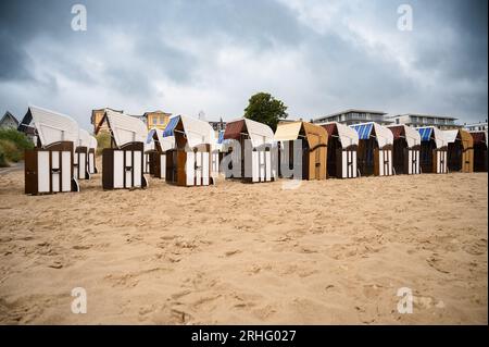 Überdachte Rattan-Liegestühle am ostseestrand, Küste auf der Insel Usedom in Deutschland, Sturm und Regen über dem Brackwasser, hohe Wellen, Stor Stockfoto