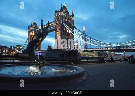 London, England - 21. Dezember 2012: Berühmtes London Landmark Girl mit einem Delfinbrunnen von David Wynne 1973, in der Nähe der Tower Bridge Stockfoto