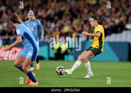 Sydney, Australien, 16. August 2023. Caitlin Foord of Australia übergibt den Ball während des Halbfinalspiels der Frauen-Weltmeisterschaft zwischen den Australia Matildas und England am 16. August 2023 im Stadium Australia in Sydney, Australien. Kredit: Damian Briggs/Speed Media/Alamy Live News Stockfoto