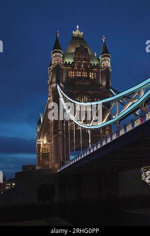 Blick auf die Tower Bridge in London, Großbritannien. Das Bild ist vom Flussbalg in der Abenddämmerung im Winter aufgenommen. Stockfoto