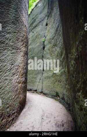 Felsiger Weg in den Berg Stockfoto