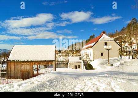 Blick auf den Pivka-Flusspark an einem schönen Wintertag. Es ist ein karstverlassener Fluss in Slowenien. Die Pivka endet in der Planina-Höhle. Der Zusammenfluss der Pivka Stockfoto