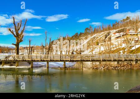 Blick auf den Pivka-Flusspark an einem schönen Wintertag. Es ist ein karstverlassener Fluss in Slowenien. Die Pivka endet in der Planina-Höhle. Der Zusammenfluss der Pivka Stockfoto