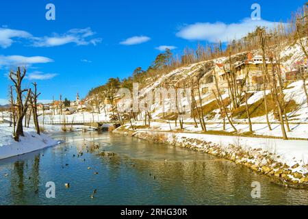 Blick auf den Pivka-Flusspark an einem schönen Wintertag. Es ist ein karstverlassener Fluss in Slowenien. Die Pivka endet in der Planina-Höhle. Der Zusammenfluss der Pivka Stockfoto